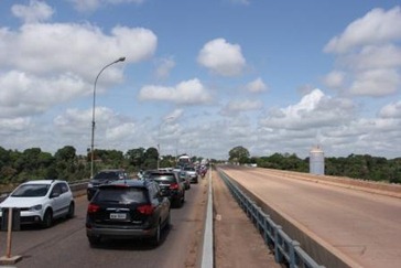 Ponte antiga congestionada e ponte nova fechada para o tráfego