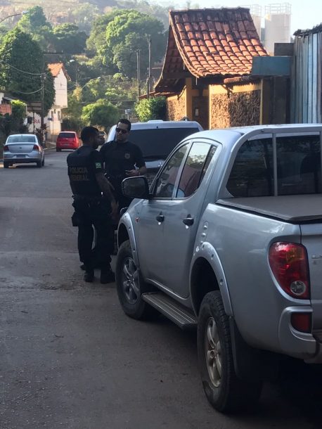 Agentes da PF cumprem mandado na Rua Marcos Freire, na Chácara do Sol