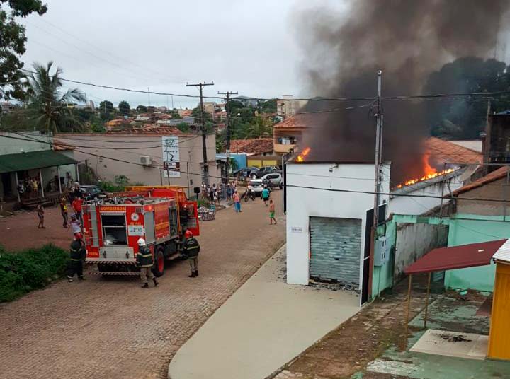 bombeiros-apagando-o-fogo