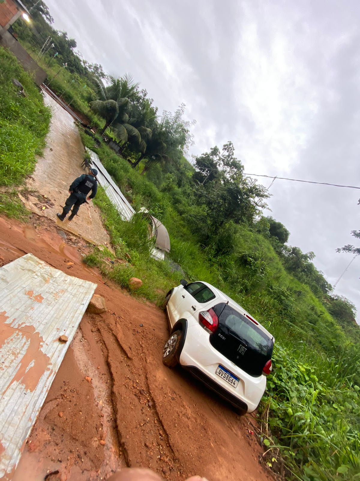 Polícia Militar resgata carro roubado na madrugada e abandonado na mata