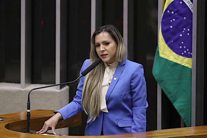 Deputada Andréia Siqueira apresenta projeto que obriga escolas a