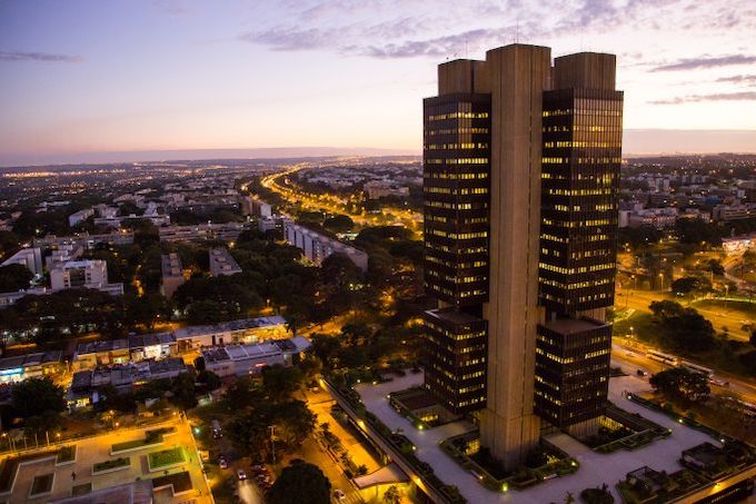 CCJ do Senado adia votação da PEC que transforma Banco Central em