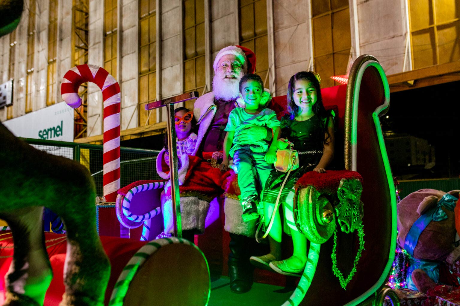 O acender das luzes de Natal na Prefeitura de Parauapebas foi um lindo  espetáculo. O evento abriu ao público a Vila do Papai Noel, na praça em  frente à