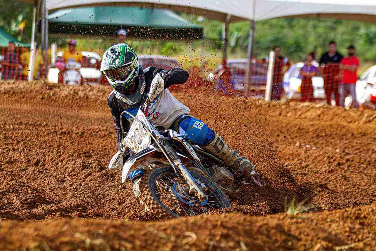 MUITA ADRENALINA E ESPORTE RADICAL COM A CORRIDA DE MOTOCROSS 2023 