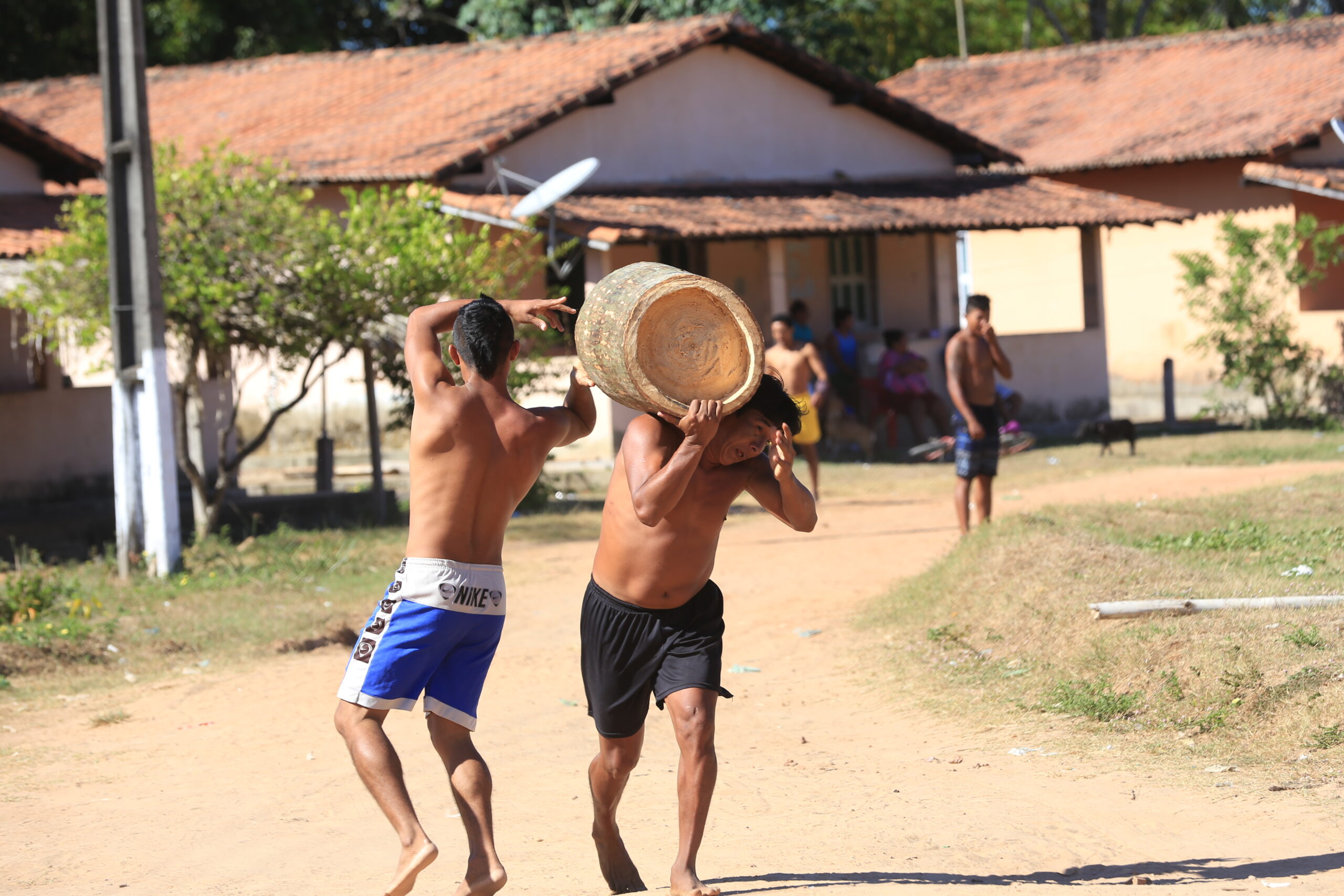 Cultura: Conheça a corrida tradicional indígena com tora